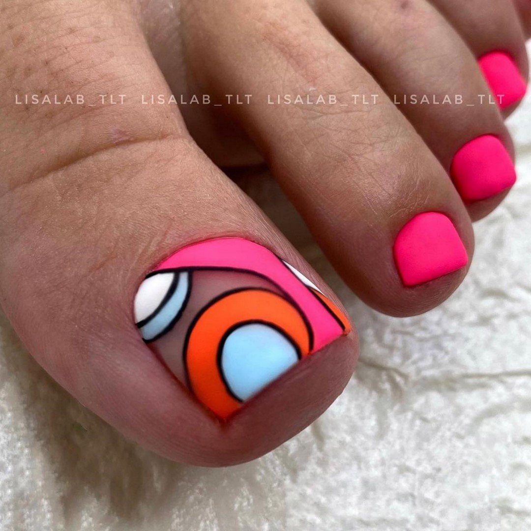 Летний педикюр 2026 — модные тренды дизайна с фото