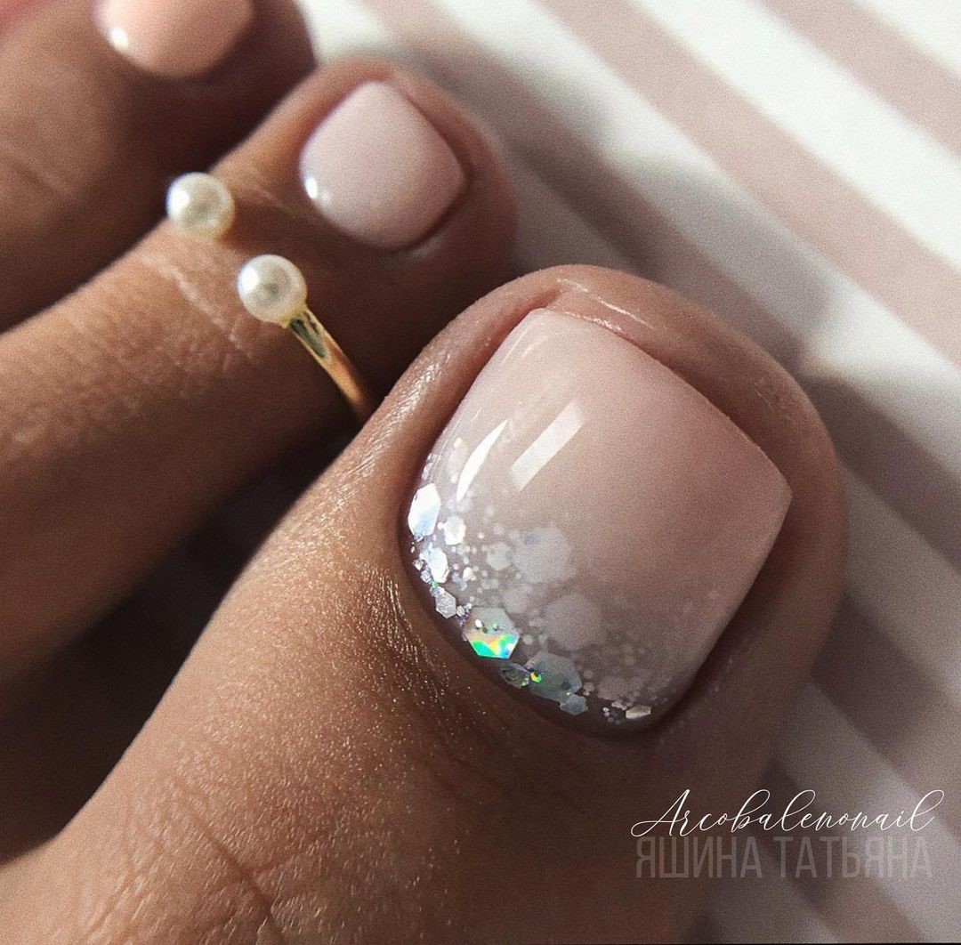 Летний педикюр 2026 — модные тренды дизайна с фото