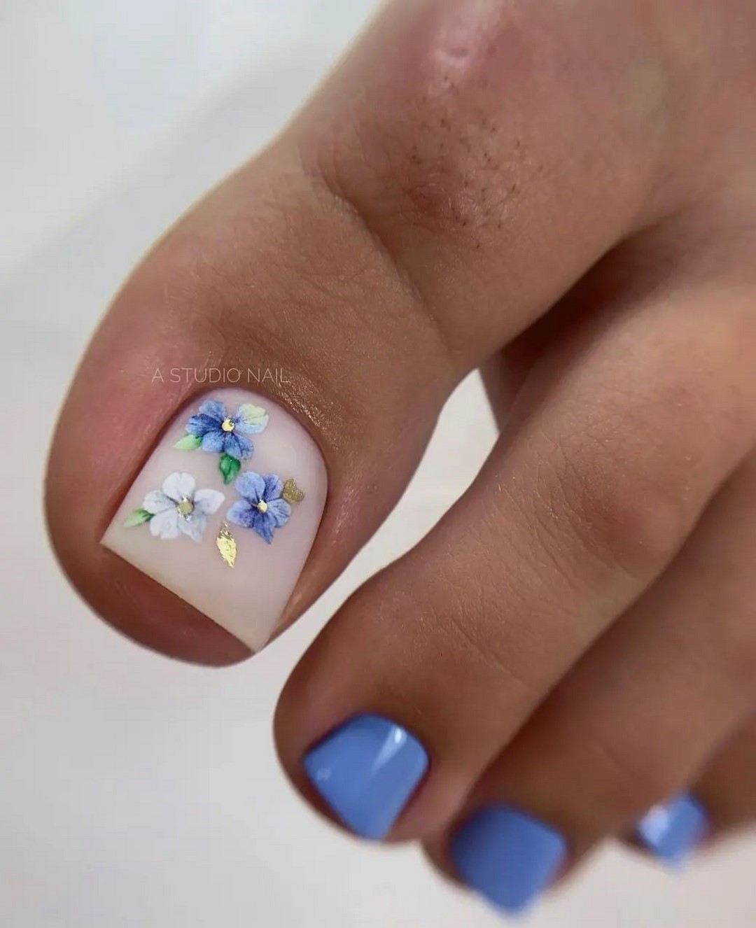 Летний педикюр 2026 — модные тренды дизайна с фото