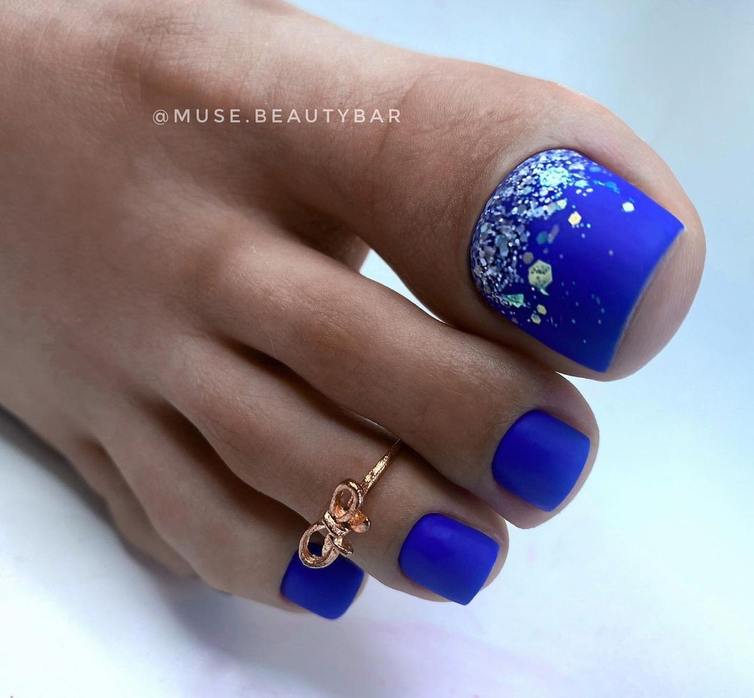 Летний педикюр 2026 — модные тренды дизайна с фото