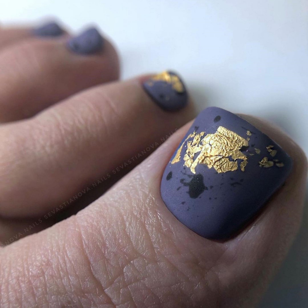 Летний педикюр 2026 — модные тренды дизайна с фото