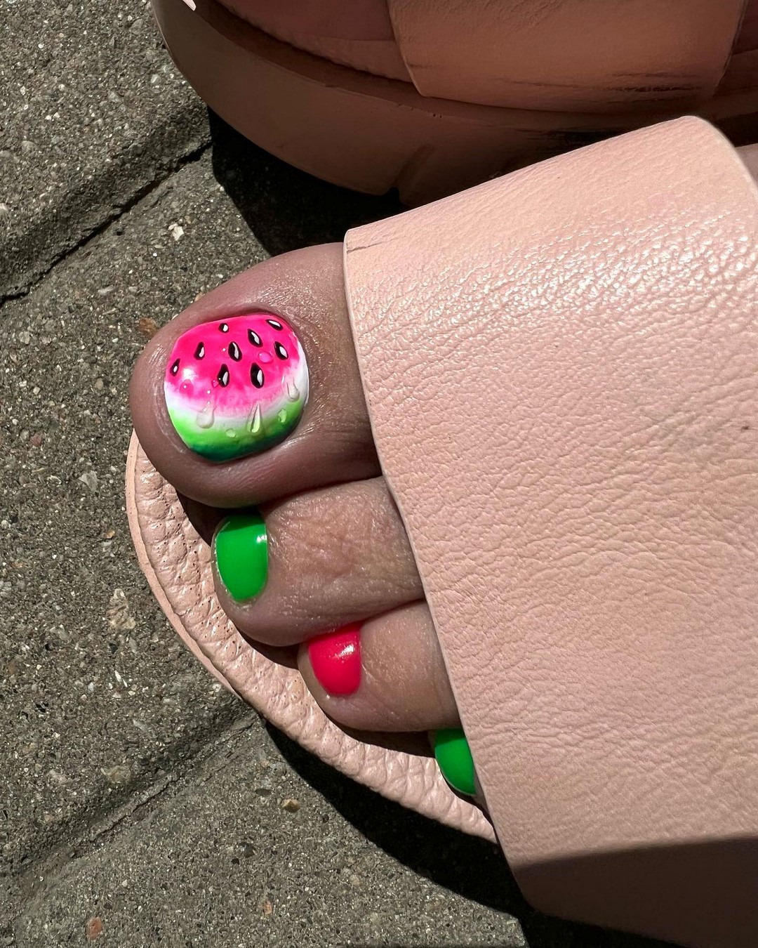 Летний педикюр 2026 — модные тренды дизайна с фото