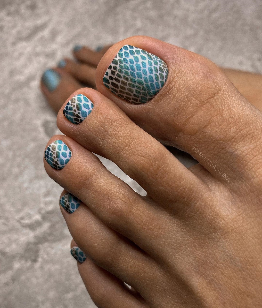 Летний педикюр 2026 — модные тренды дизайна с фото