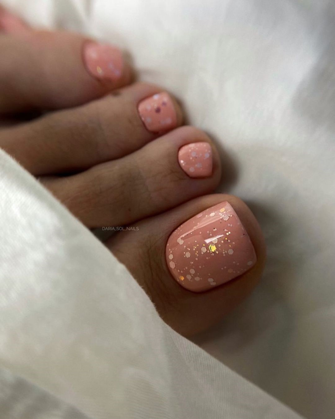 Летний педикюр 2026 — модные тренды дизайна с фото