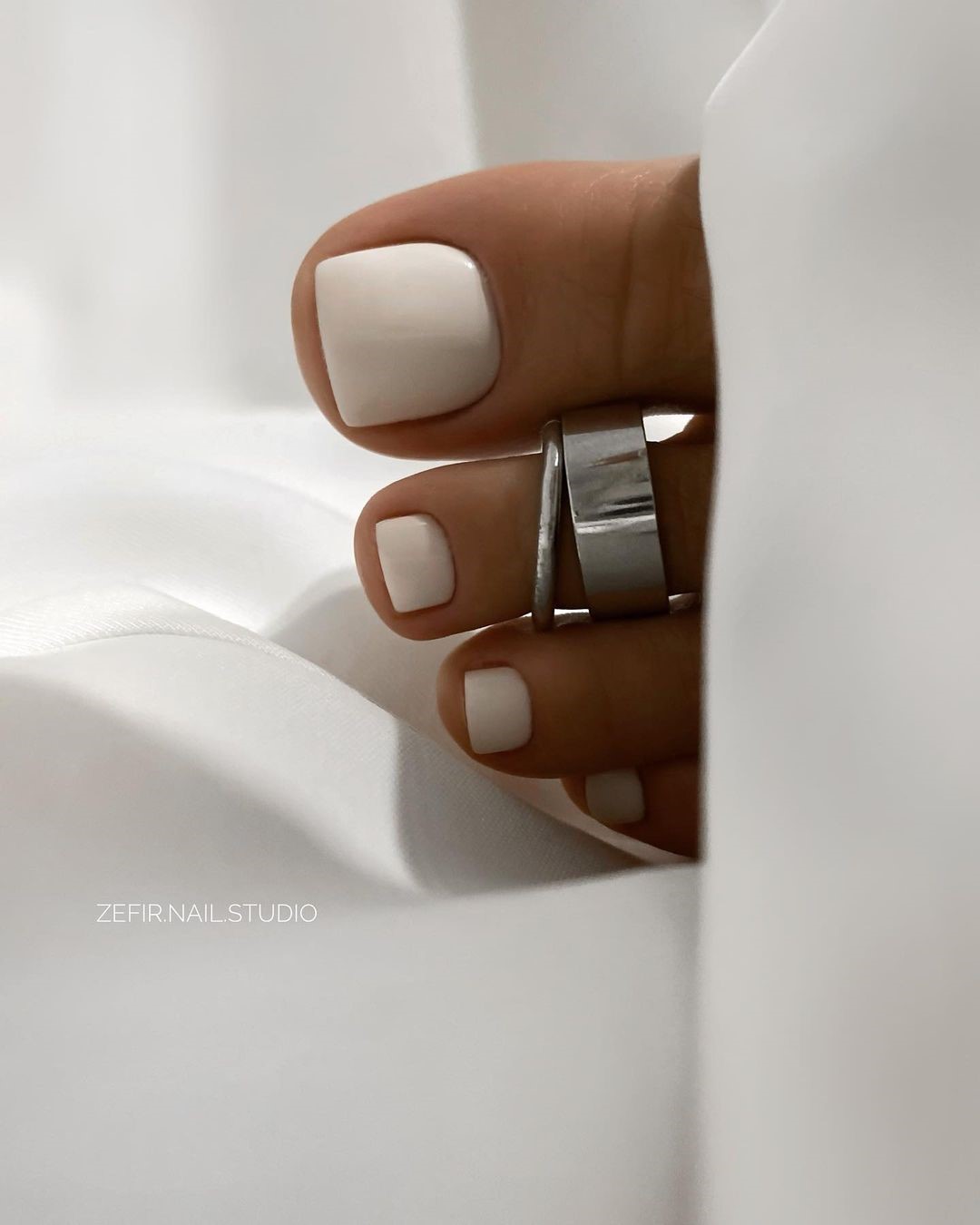 Летний педикюр 2026 — модные тренды дизайна с фото