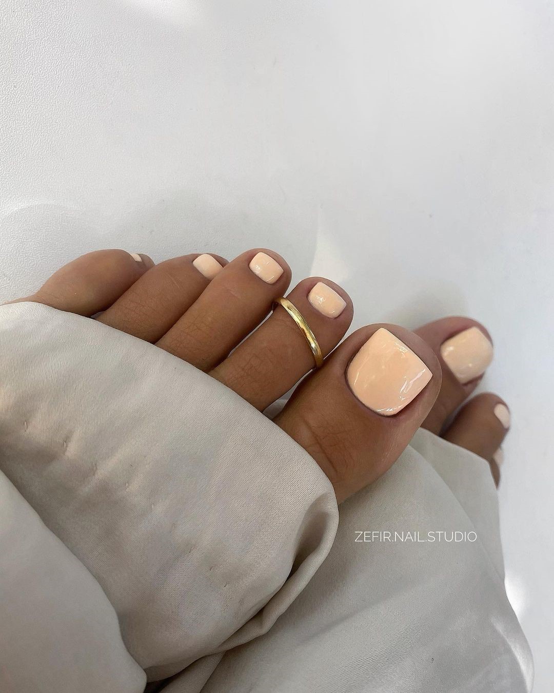 Летний педикюр 2026 — модные тренды дизайна с фото