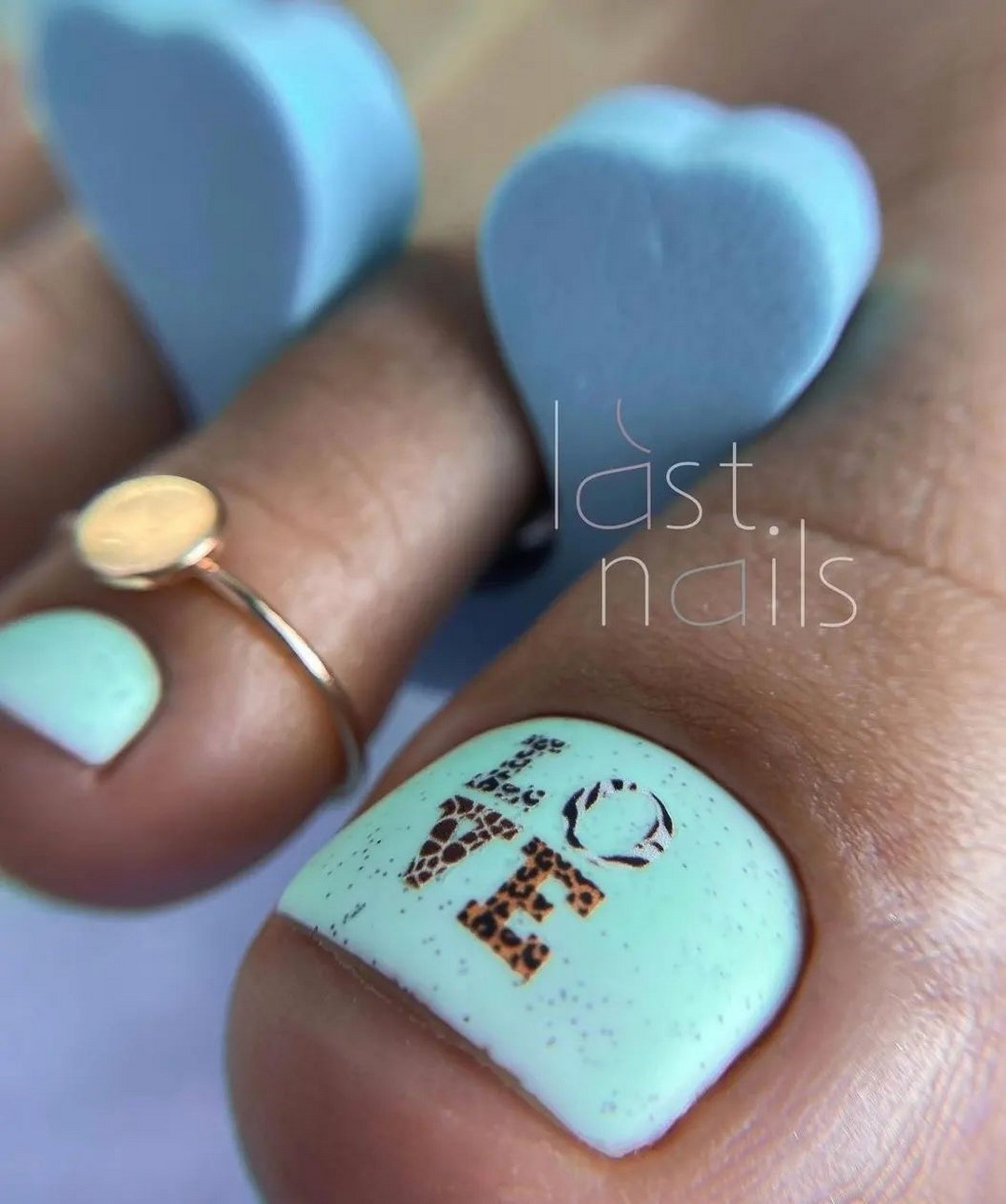 Летний педикюр 2026 — модные тренды дизайна с фото