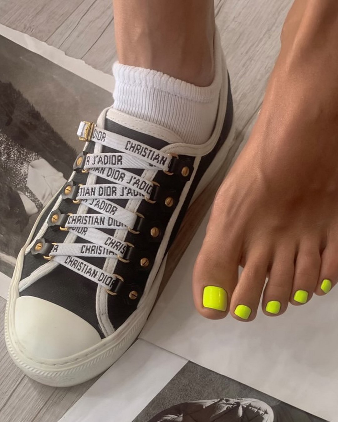 Летний педикюр 2026 — модные тренды дизайна с фото