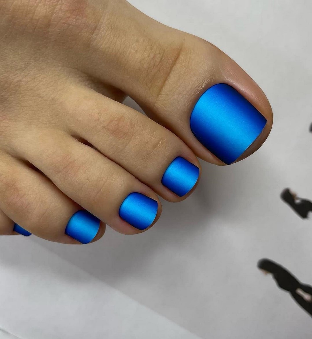 Летний педикюр 2026 — модные тренды дизайна с фото