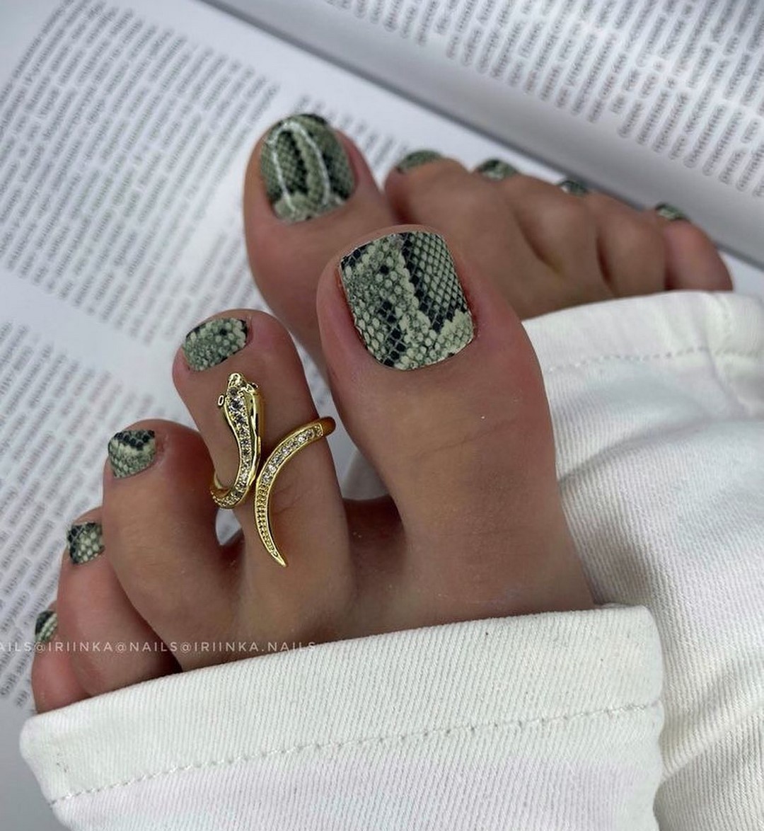 Летний педикюр 2026 — модные тренды дизайна с фото