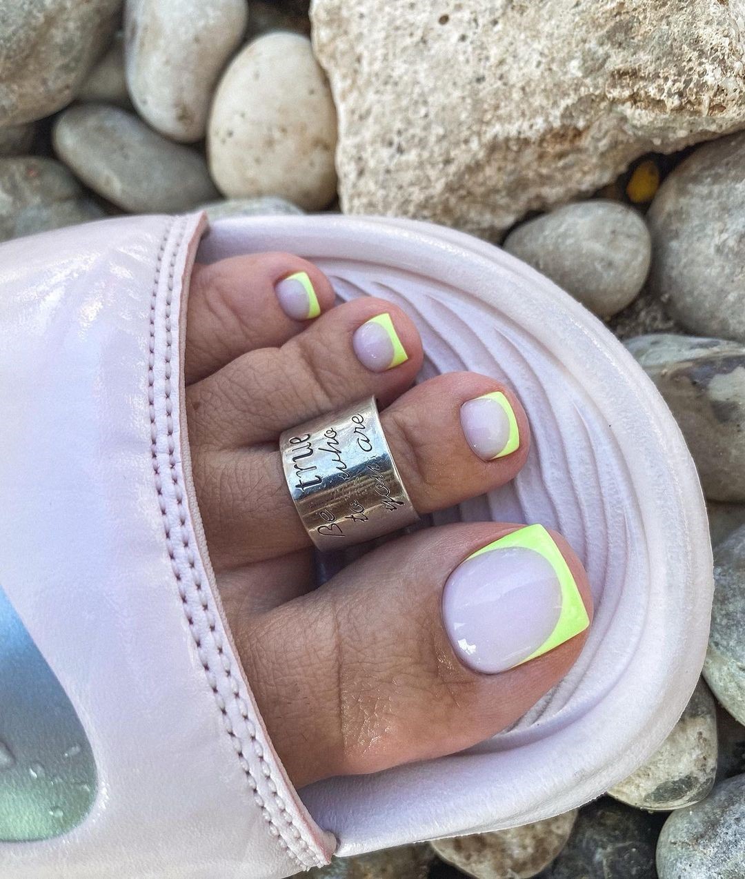 Летний педикюр 2026 — модные тренды дизайна с фото