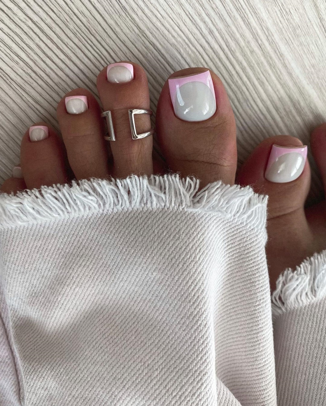 Летний педикюр 2026 — модные тренды дизайна с фото