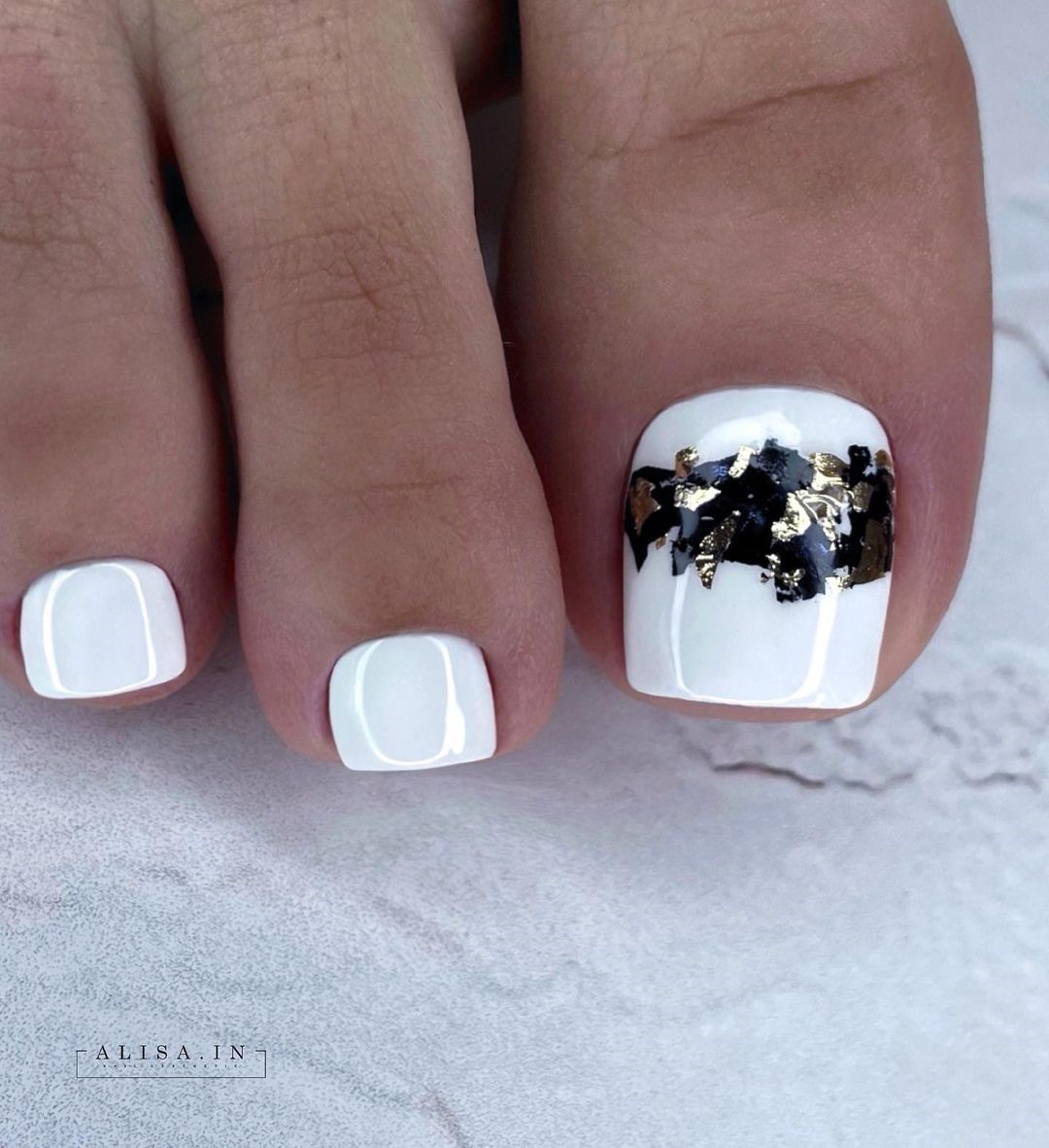 Летний педикюр 2026 — модные тренды дизайна с фото