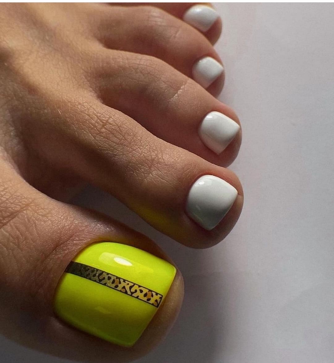 Летний педикюр 2026 — модные тренды дизайна с фото