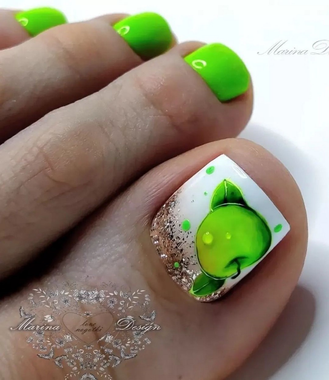 Летний педикюр 2026 — модные тренды дизайна с фото