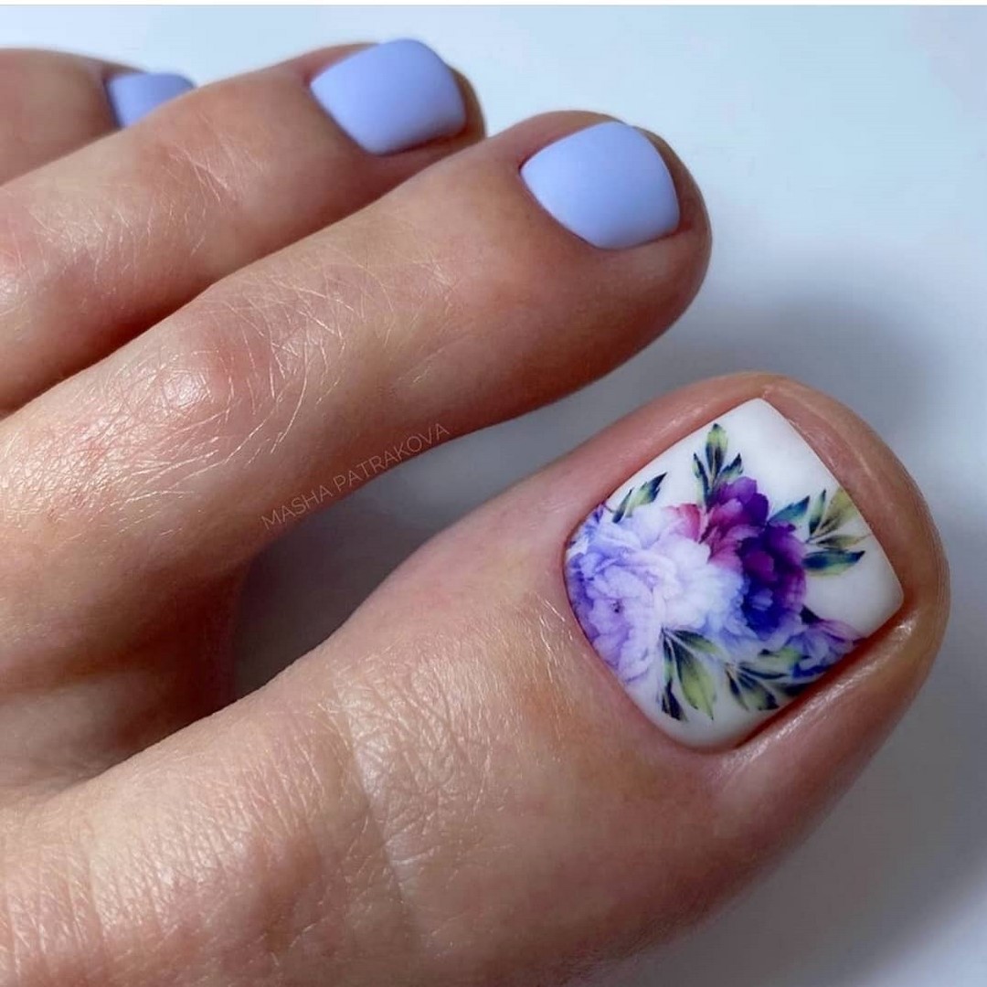 Летний педикюр 2026 — модные тренды дизайна с фото