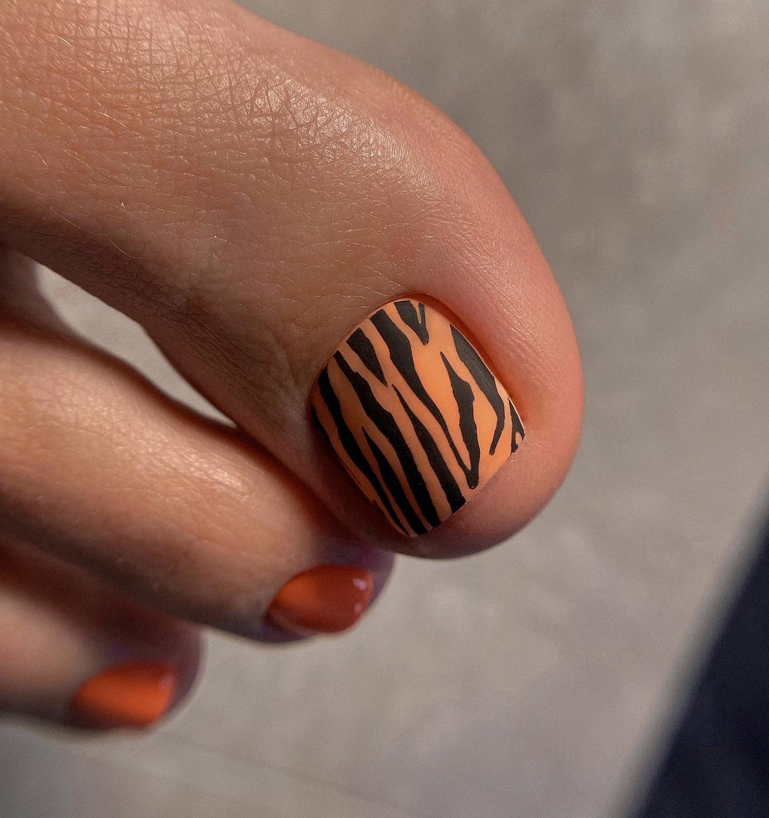 Летний педикюр 2026 — модные тренды дизайна с фото