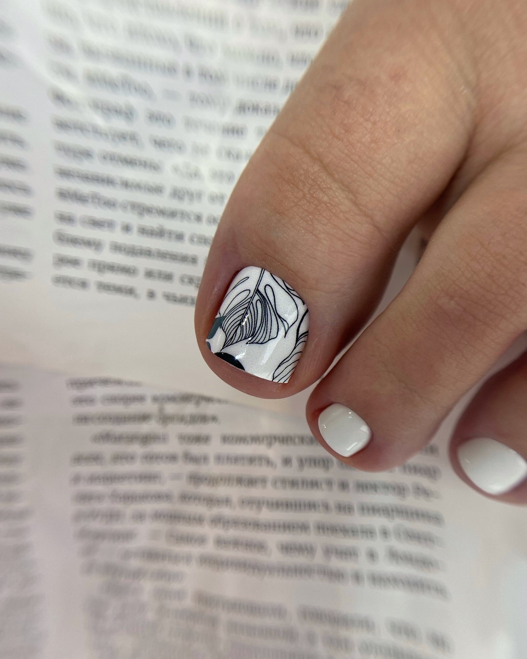 Летний педикюр 2026 — модные тренды дизайна с фото