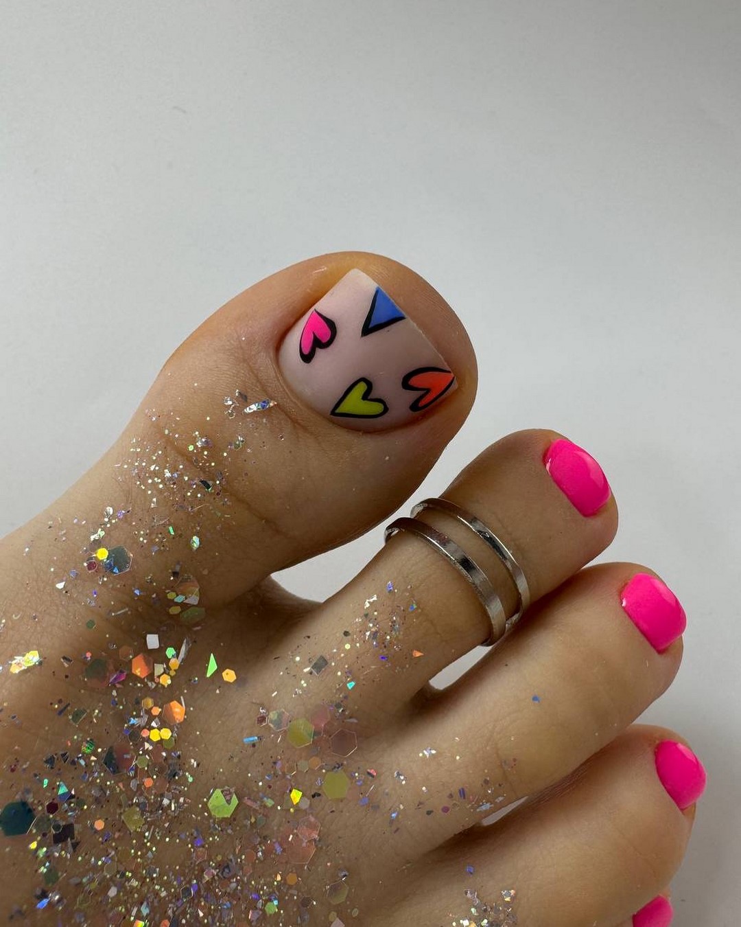 Летний педикюр 2026 — модные тренды дизайна с фото