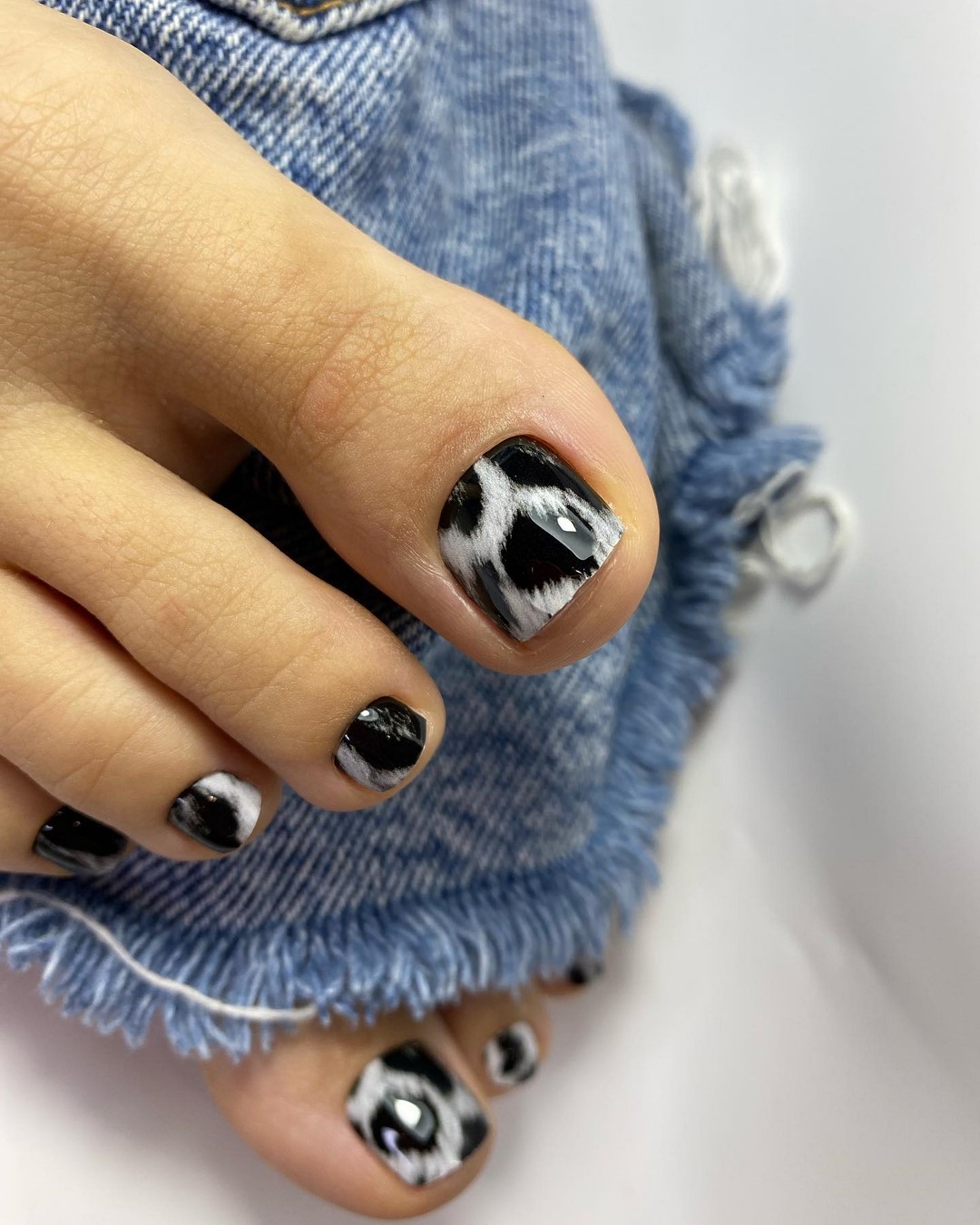 Летний педикюр 2026 — модные тренды дизайна с фото