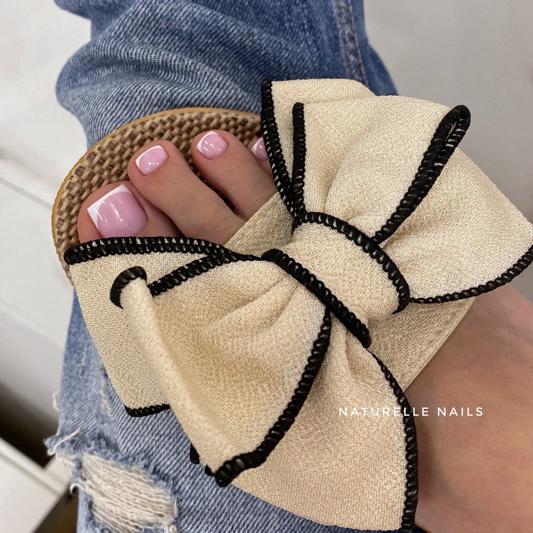 Летний педикюр 2026 — модные тренды дизайна с фото