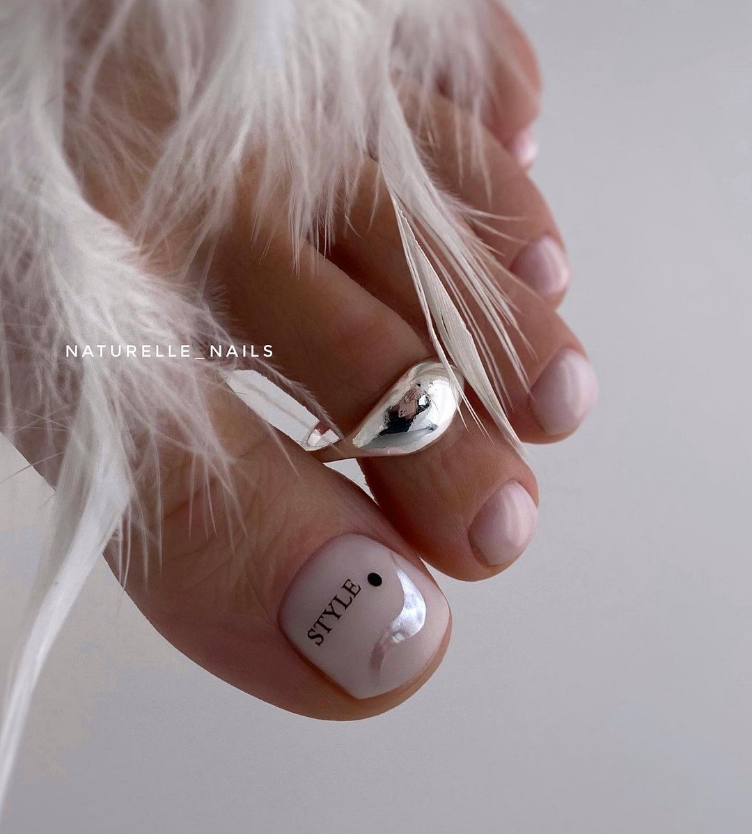 Летний педикюр 2026 — модные тренды дизайна с фото