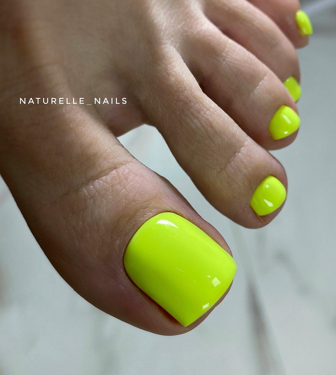 Летний педикюр 2026 — модные тренды дизайна с фото