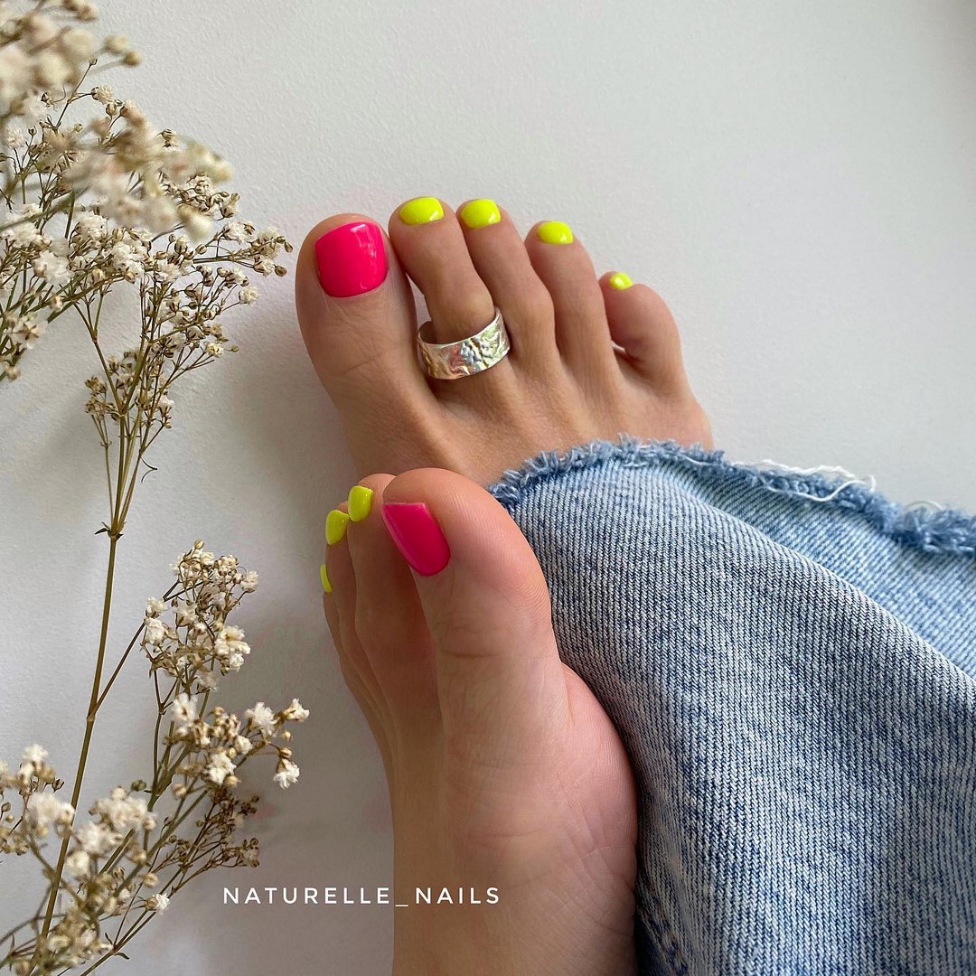 Летний педикюр 2026 — модные тренды дизайна с фото