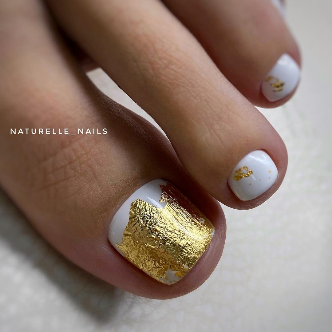 Летний педикюр 2026 — модные тренды дизайна с фото