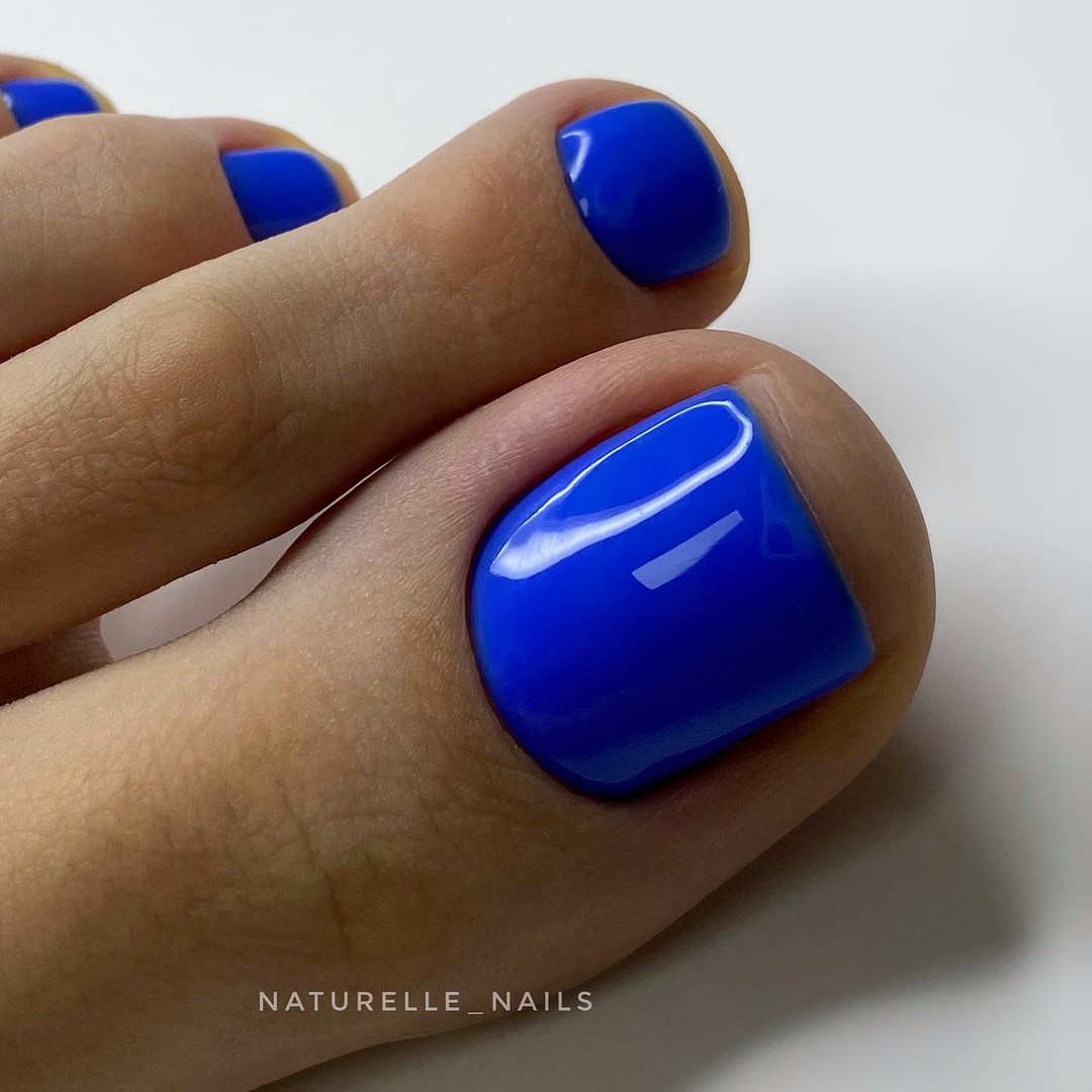 Летний педикюр 2026 — модные тренды дизайна с фото