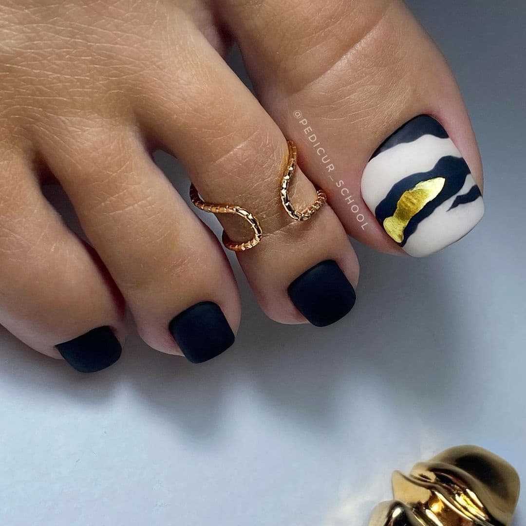 Летний педикюр 2026 — модные тренды дизайна с фото