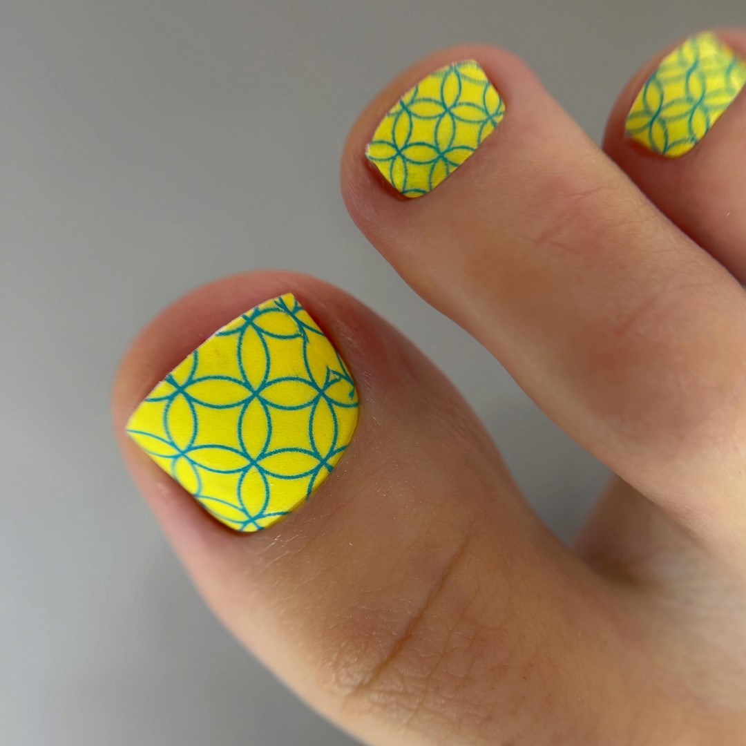 Летний педикюр 2026 — модные тренды дизайна с фото