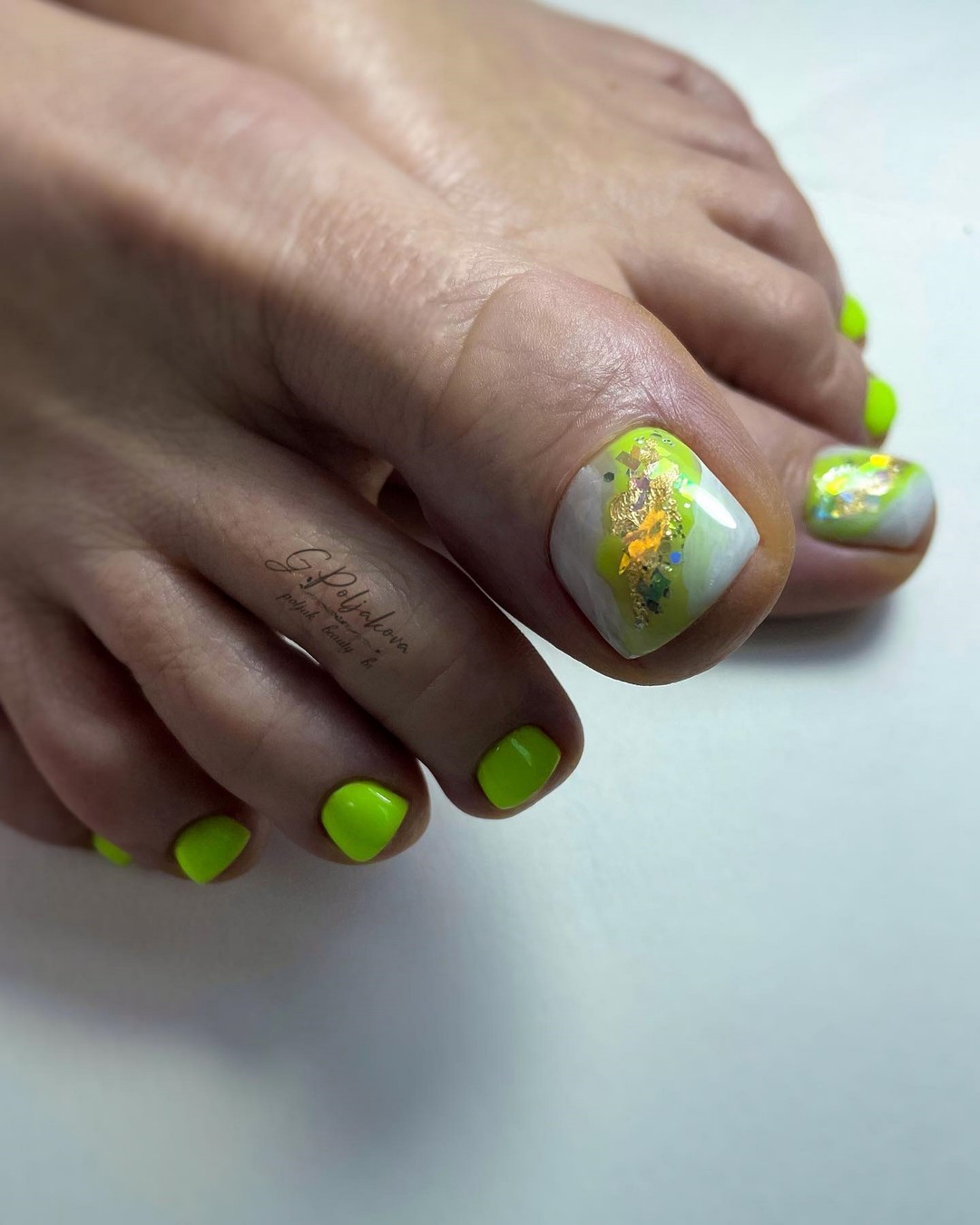 Летний педикюр 2026 — модные тренды дизайна с фото