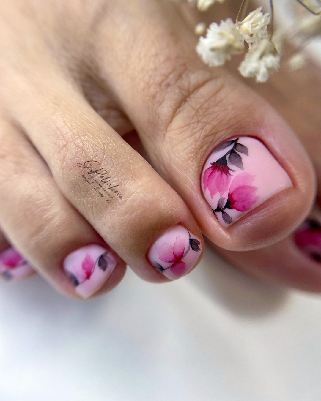 Летний педикюр 2026 — модные тренды дизайна с фото