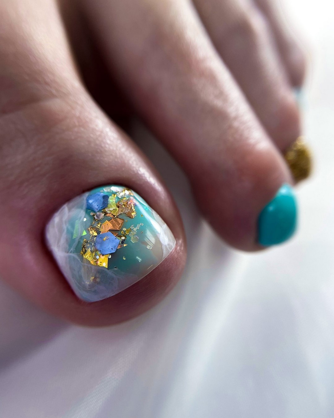 Летний педикюр 2026 — модные тренды дизайна с фото