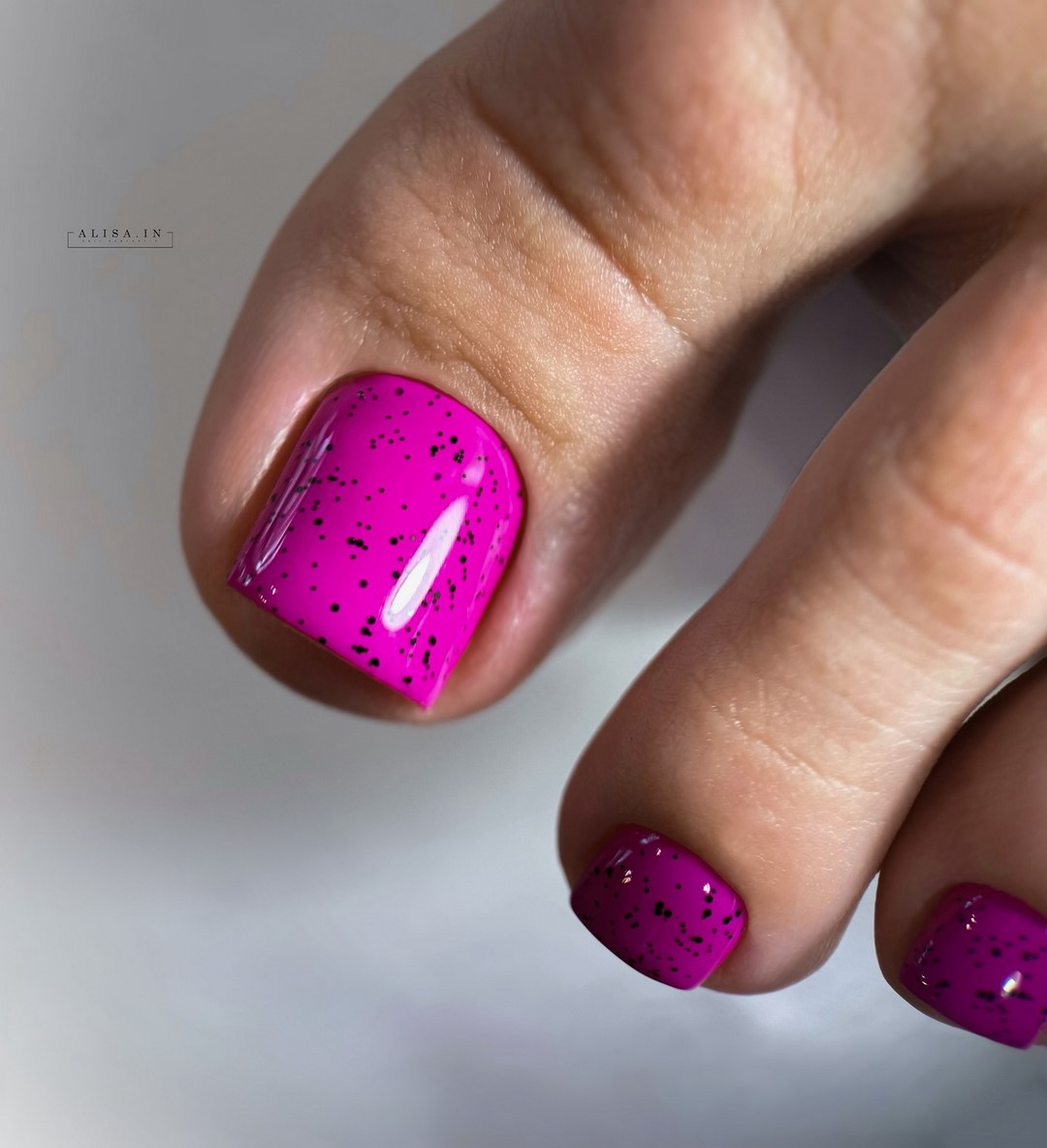 Летний педикюр 2026 — модные тренды дизайна с фото