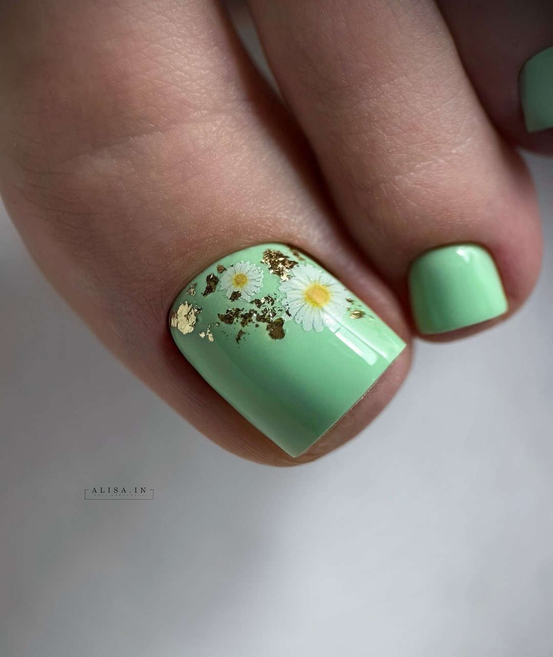 Летний педикюр 2026 — модные тренды дизайна с фото