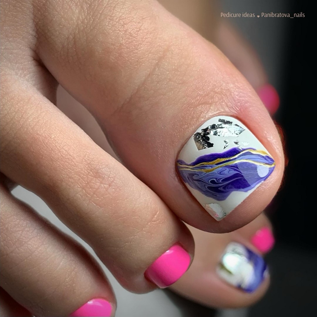 Летний педикюр 2026 — модные тренды дизайна с фото