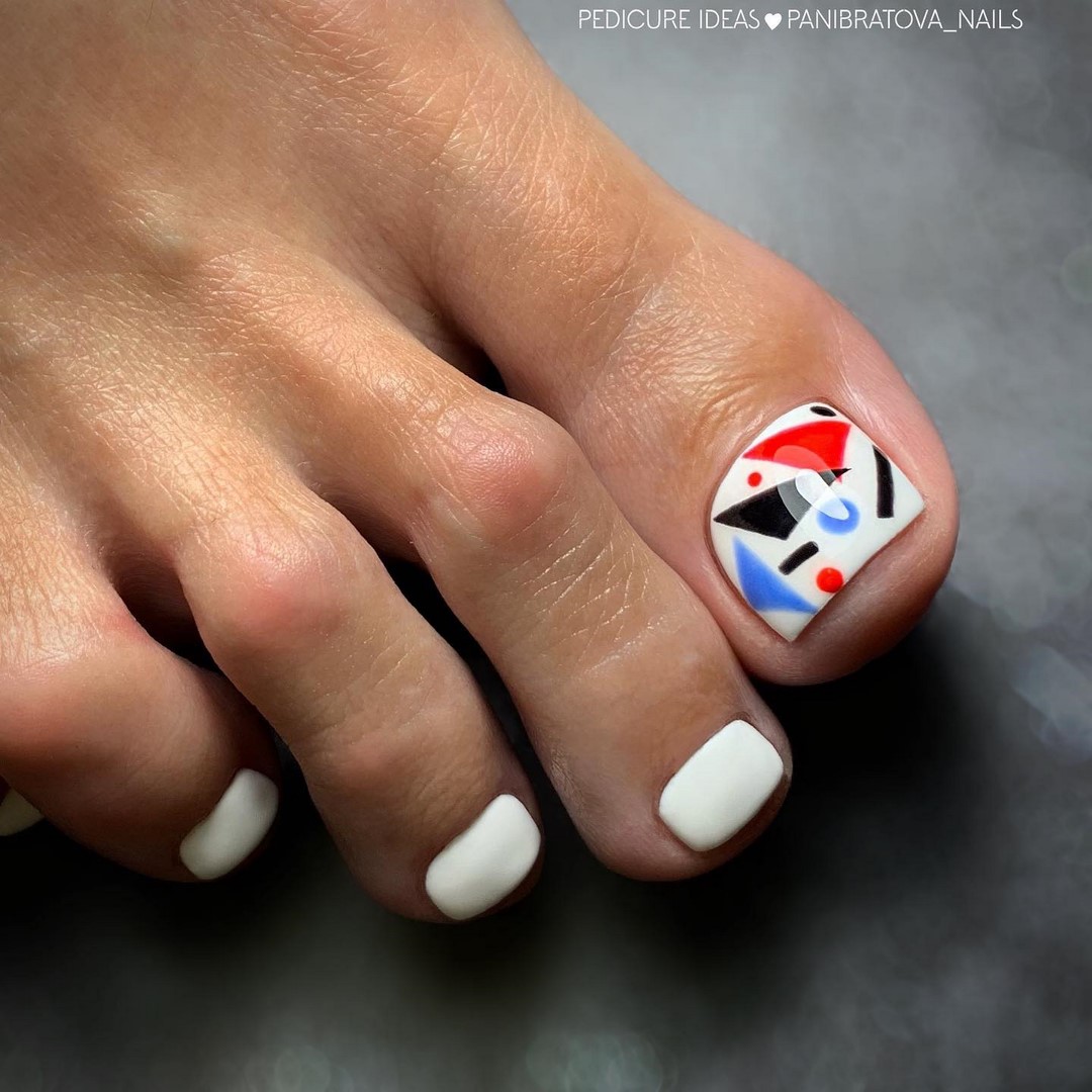 Летний педикюр 2026 — модные тренды дизайна с фото