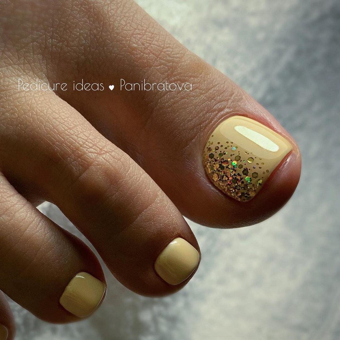 Летний педикюр 2026 — модные тренды дизайна с фото
