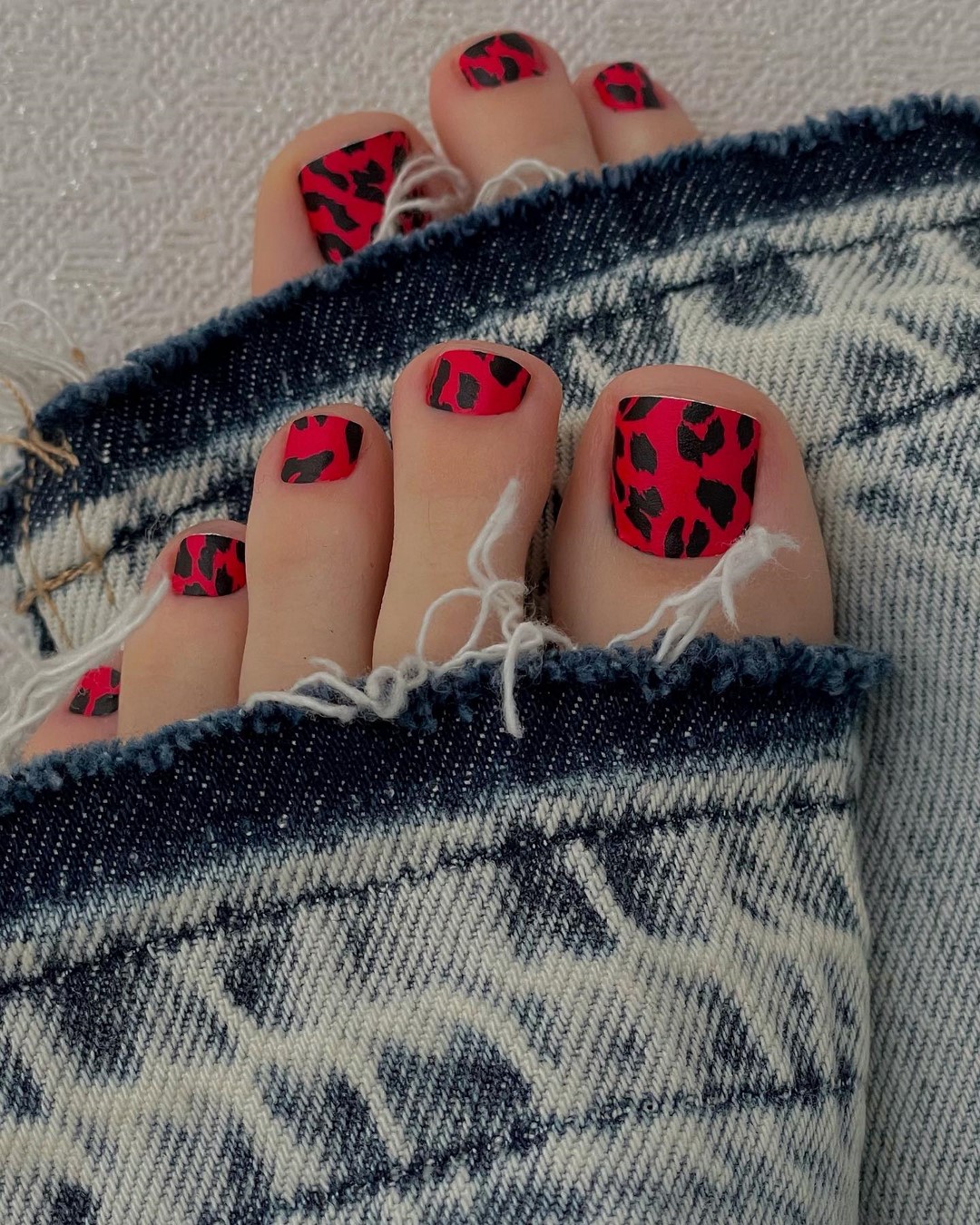 Летний педикюр 2026 — модные тренды дизайна с фото