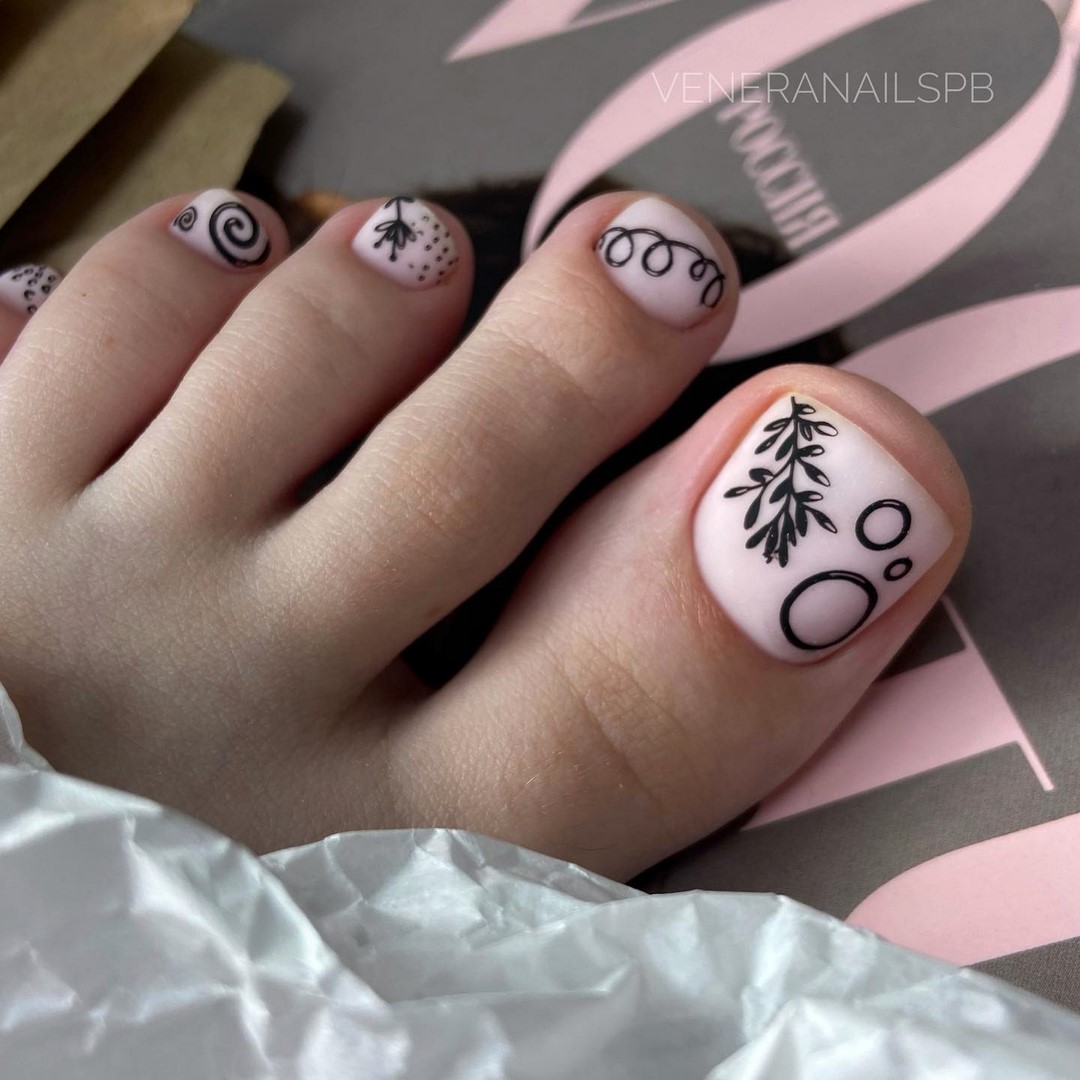 Летний педикюр 2026 — модные тренды дизайна с фото