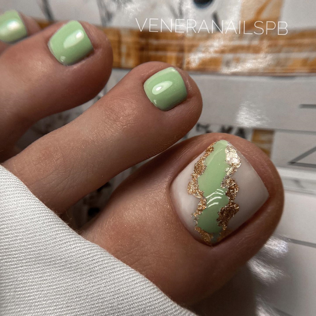 Летний педикюр 2026 — модные тренды дизайна с фото