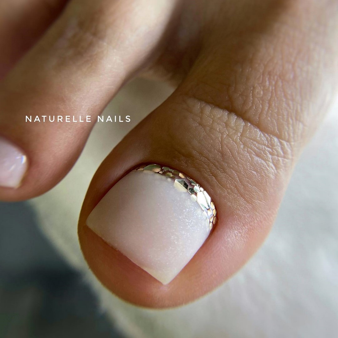 Летний педикюр 2026 — модные тренды дизайна с фото