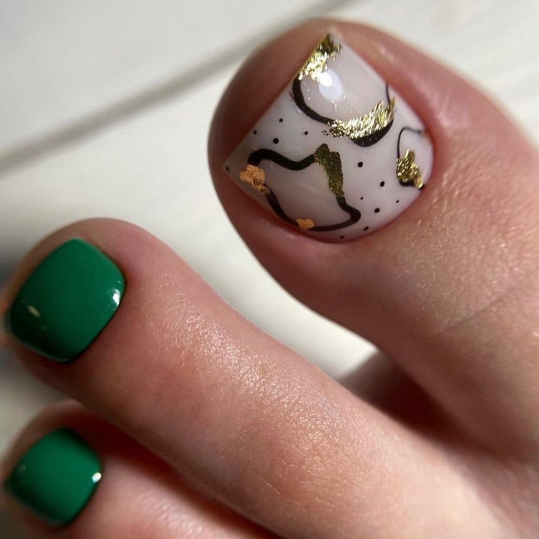 Летний педикюр 2026 — модные тренды дизайна с фото