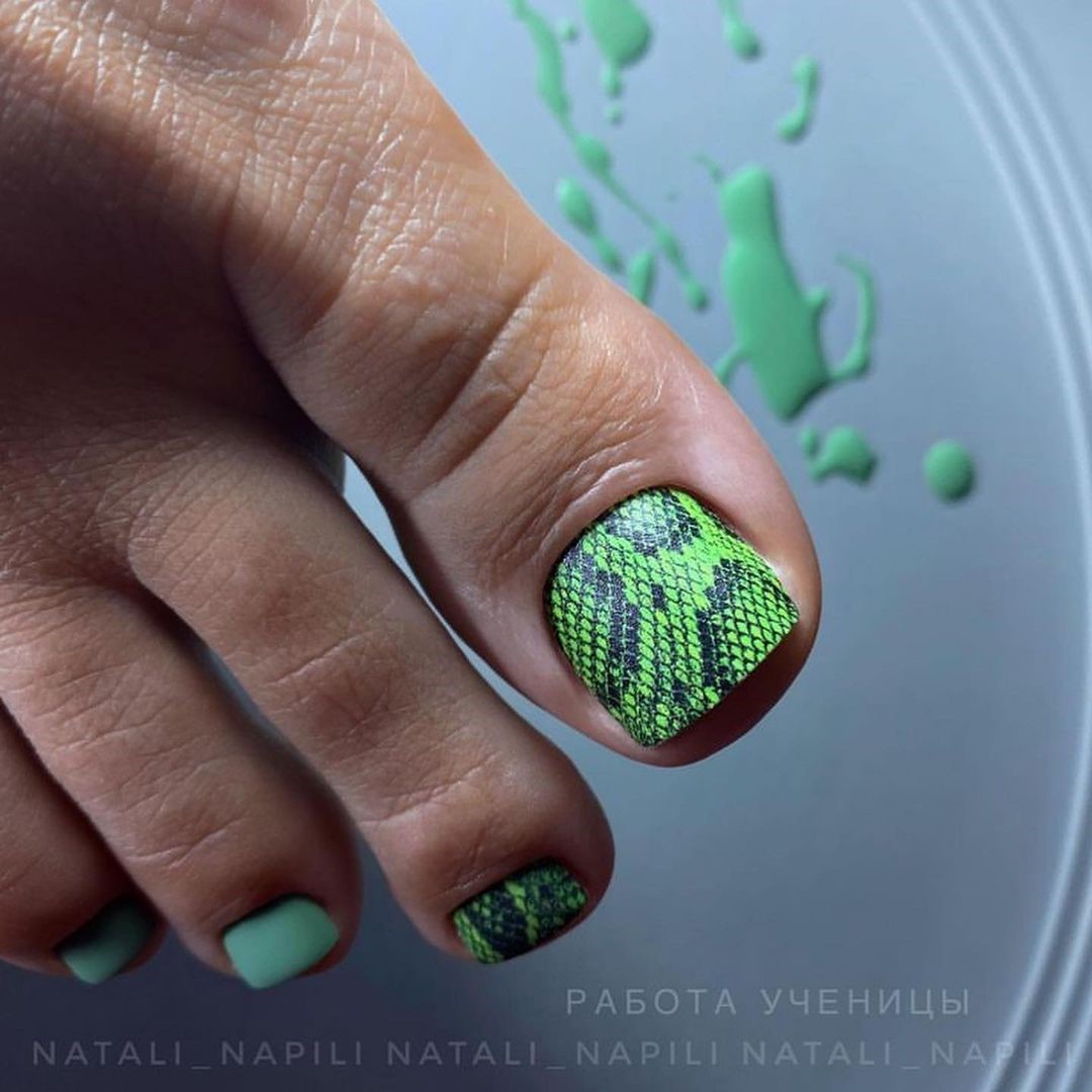 Летний педикюр 2026 — модные тренды дизайна с фото