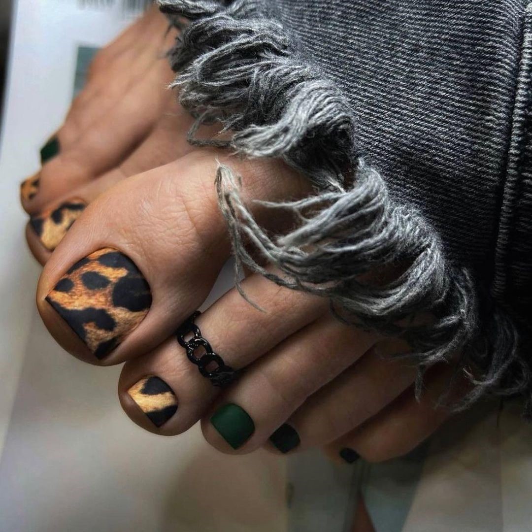 Летний педикюр 2026 — модные тренды дизайна с фото