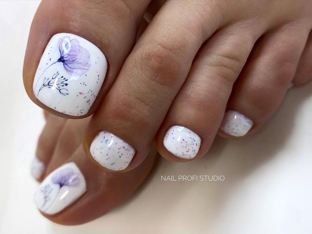 Летний педикюр 2026 — модные тренды дизайна с фото