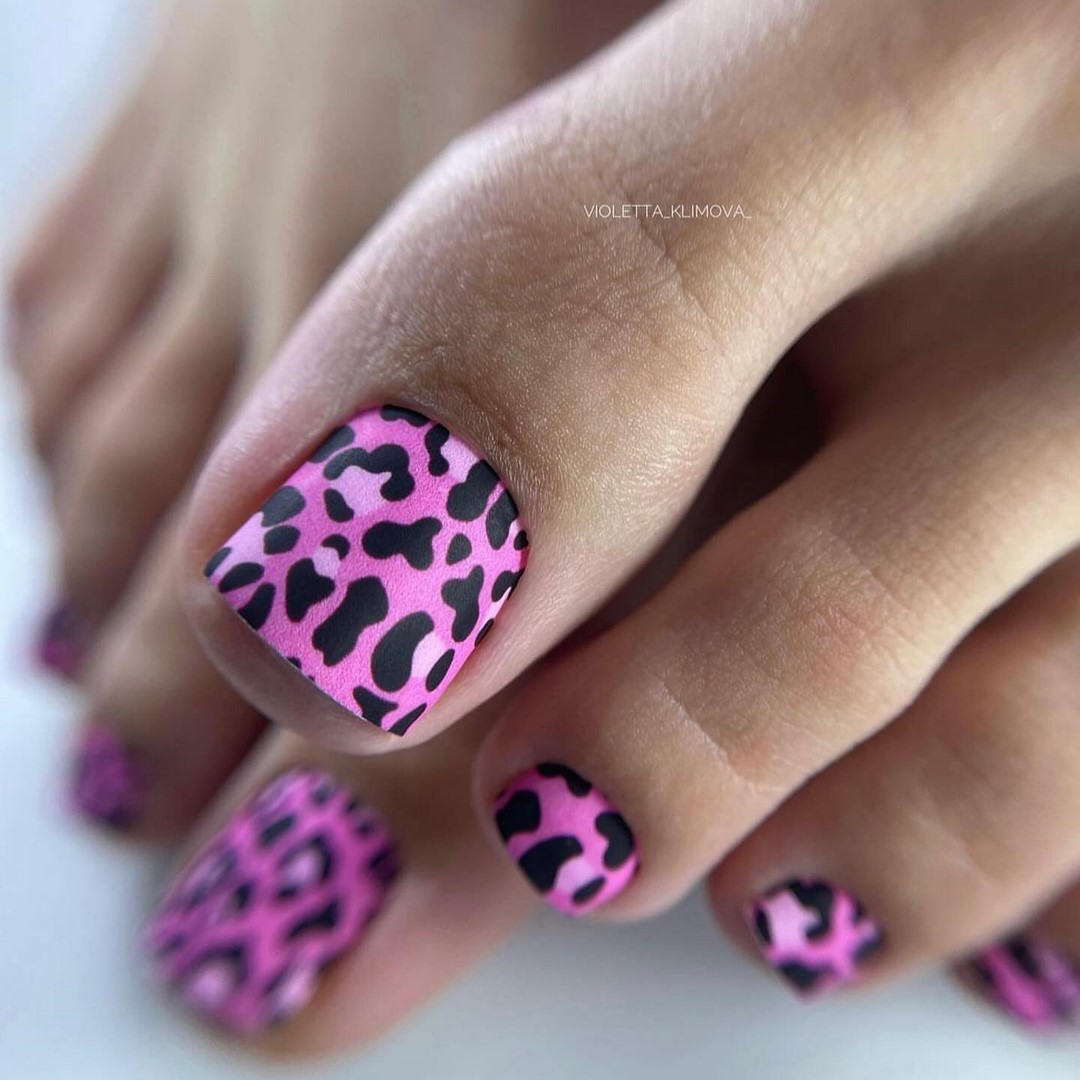 Летний педикюр 2026 — модные тренды дизайна с фото