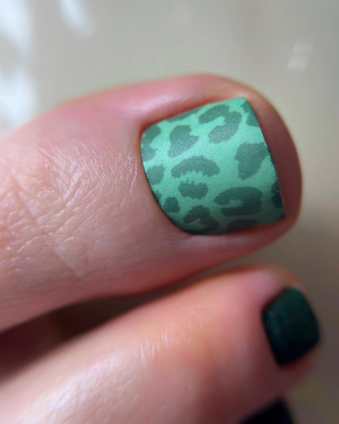 Летний педикюр 2026 — модные тренды дизайна с фото